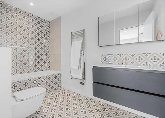 Ref 2183 - Cannes - Sea View For Rent فالوريس